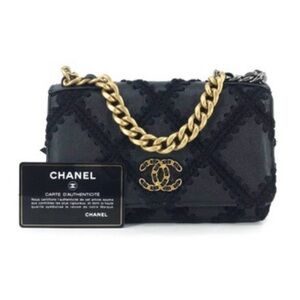 CHANEL Black Quilted Leather Shoulder Bag with Gold Chain